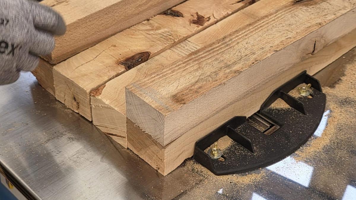 Quadrotti di faggio decorticati lavorati a mano