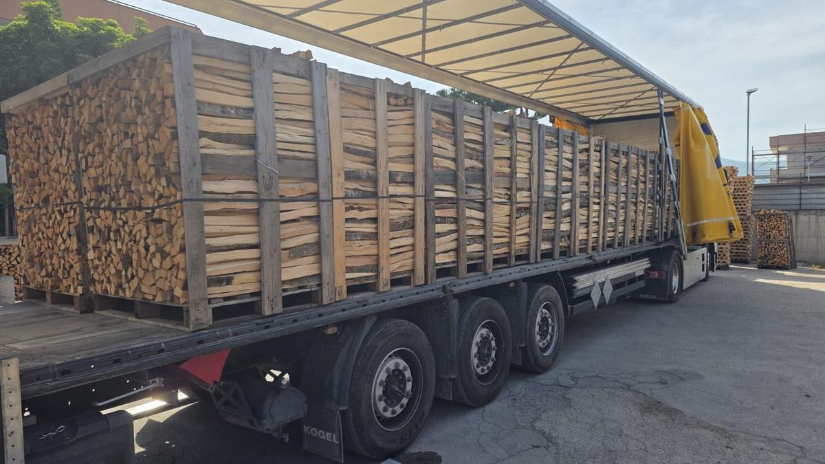 Camion carico di legna in partenza