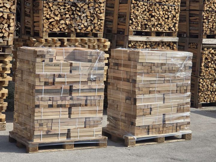 Pallet di legna pronti per la consegna programmata