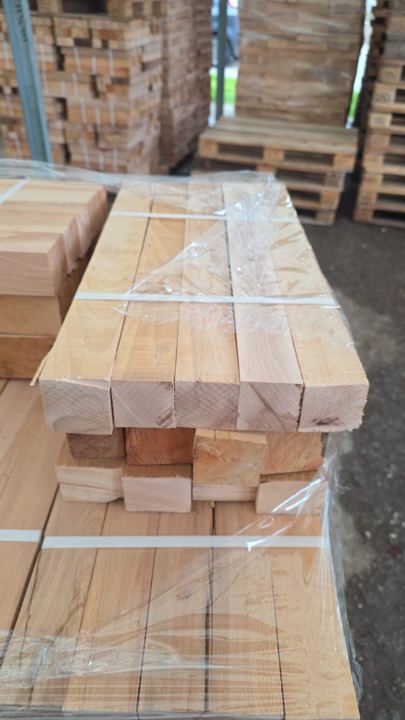 Quadrotti di faggio decorticati impilati su pallet
